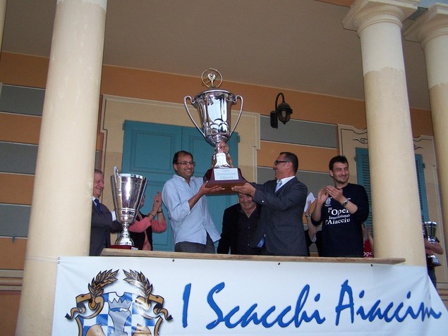 Le Président de l'ECA a aidé le vainqueur à soulever le majestueux trophée